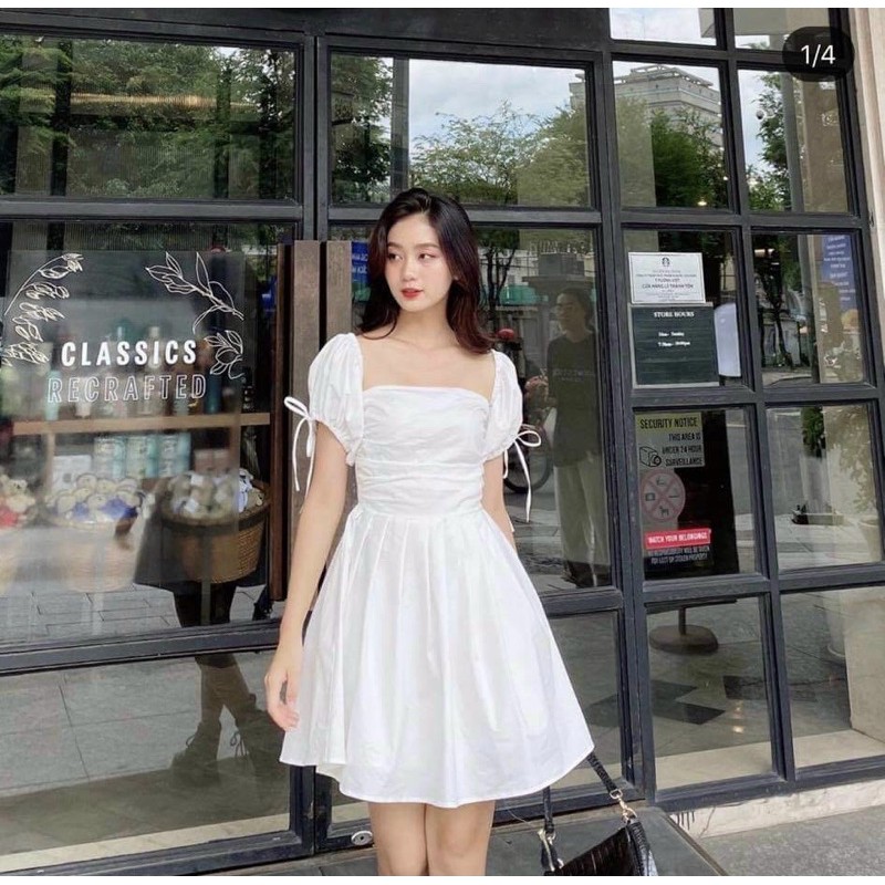 Đầm trắng xoè mặc được 2 kiểu xếp ly trước ngực