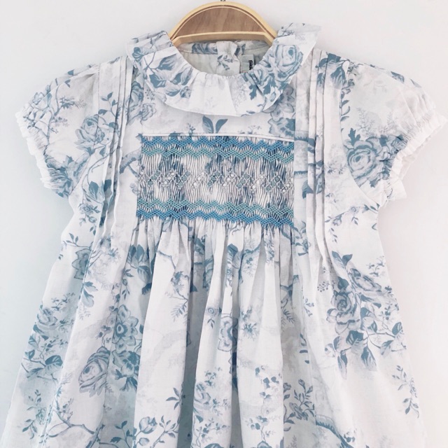 Váy smock trắng hoa xanh