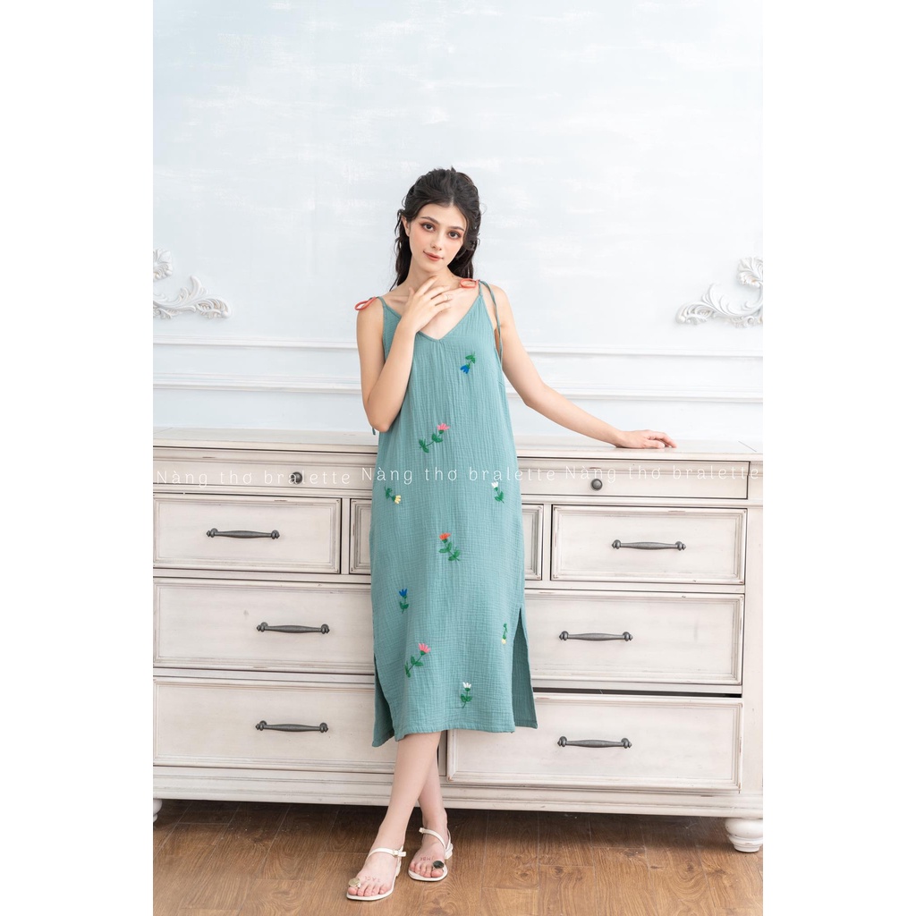 Đầm muslin thêu tay