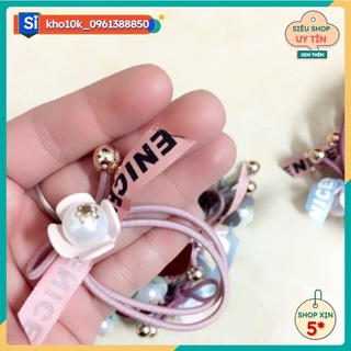 Sỉ 10 buộc tóc hoa kèm ruy băng in chữ enig  37k