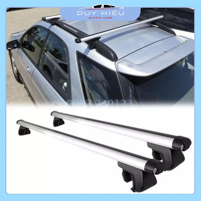 Cặp giá nóc ngang, baga mui chở hàng trên xe ô tô có màu bạc và đen