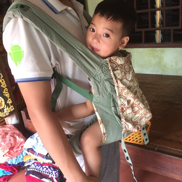 Địu trợ lực cho bé.