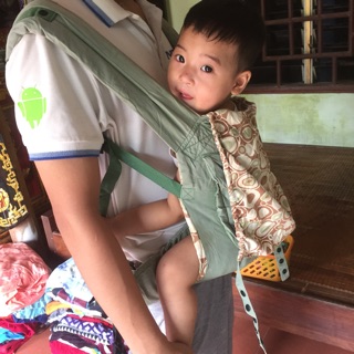 Địu trợ lực cho bé.