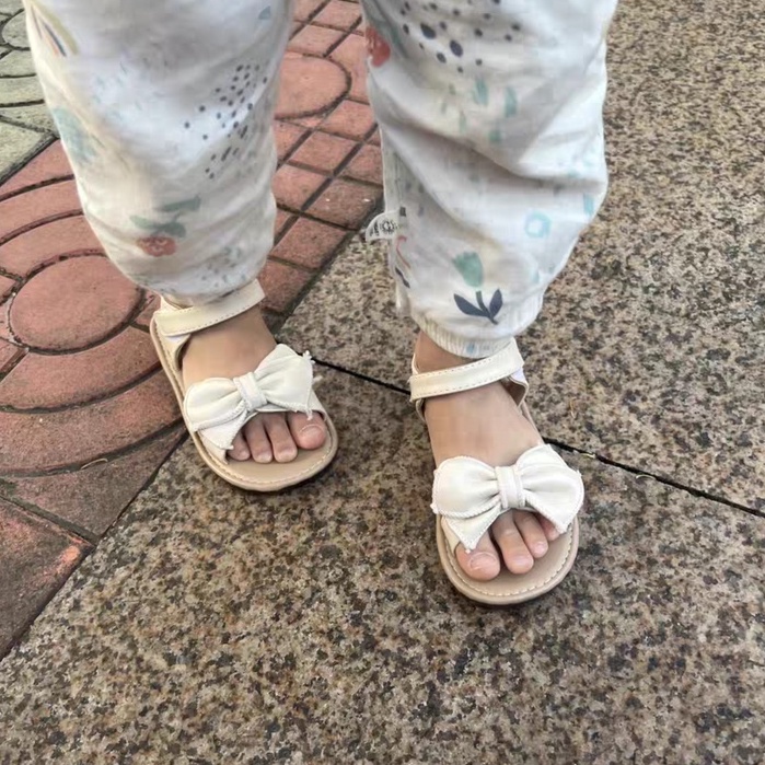 Dép sandal cho bé gái, Dép quai hậu phối Nơ bé gái viền thêu cực điệu chất da mềm kiểu dáng Hàn Quốc mới nhất M63