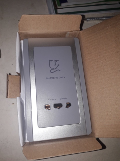 Ổ cắm cạo râu ET3727V