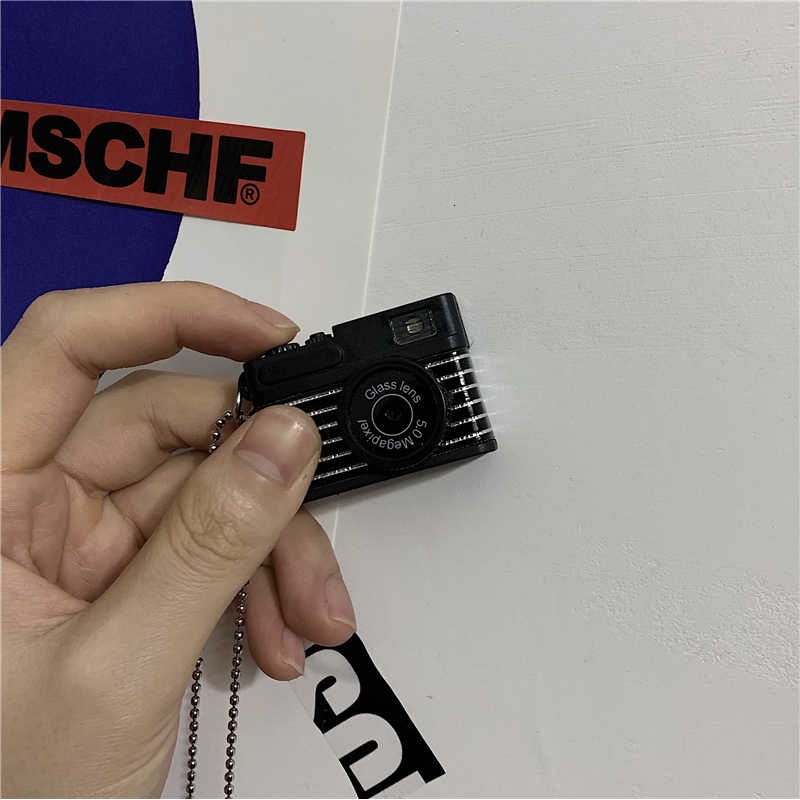 Dây chuyền hình máy ảnh đường phố với đèn flash dành cho cặp đôi