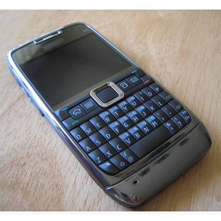 Điện thoại Nokia E71 sử dụng đến 1 tuần tặng kèm sạc