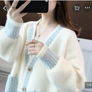 TP HCM sau một tuần 'mở cửa' Chị Thảo Vi gọi điện đến từng khách hàng, đối tác để kết nối sau nhiều tháng spa của chị ngưng hoạt động, còn quán ăn của anh Đinh Toàn chuyển sang bán trái cây để kiếm thêm thu nhập.