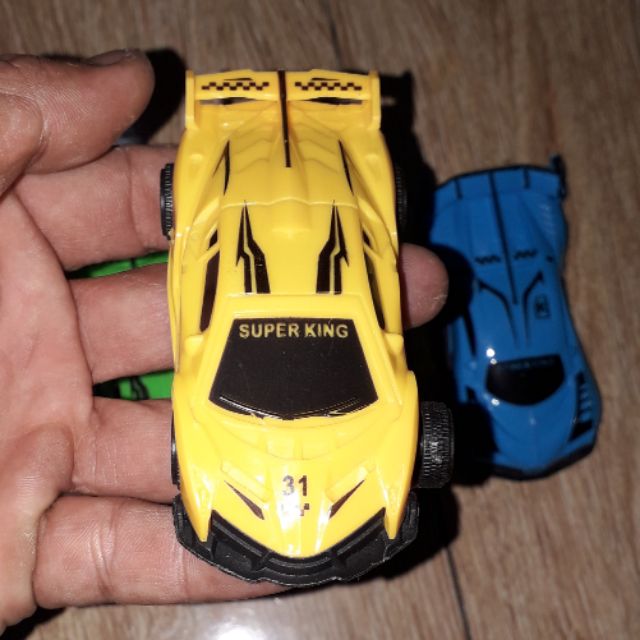 Một chiếc siêu xe mini bằng nhựa chạy bánh đà kích thước 8x4x3 cm