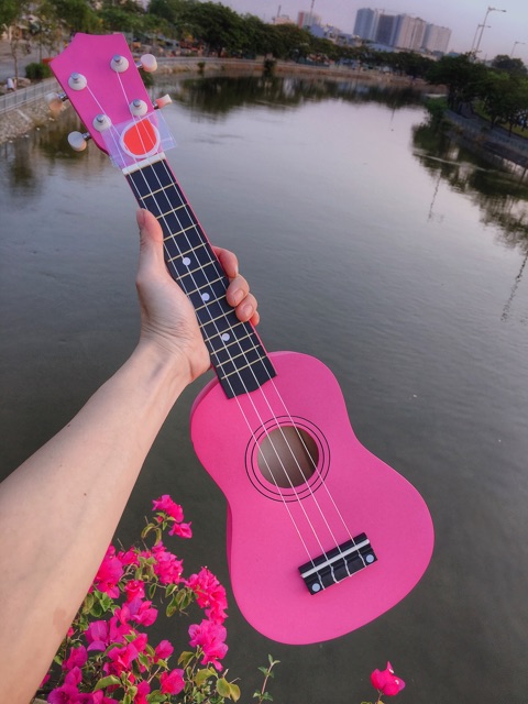 Ukulele màu hồng sen