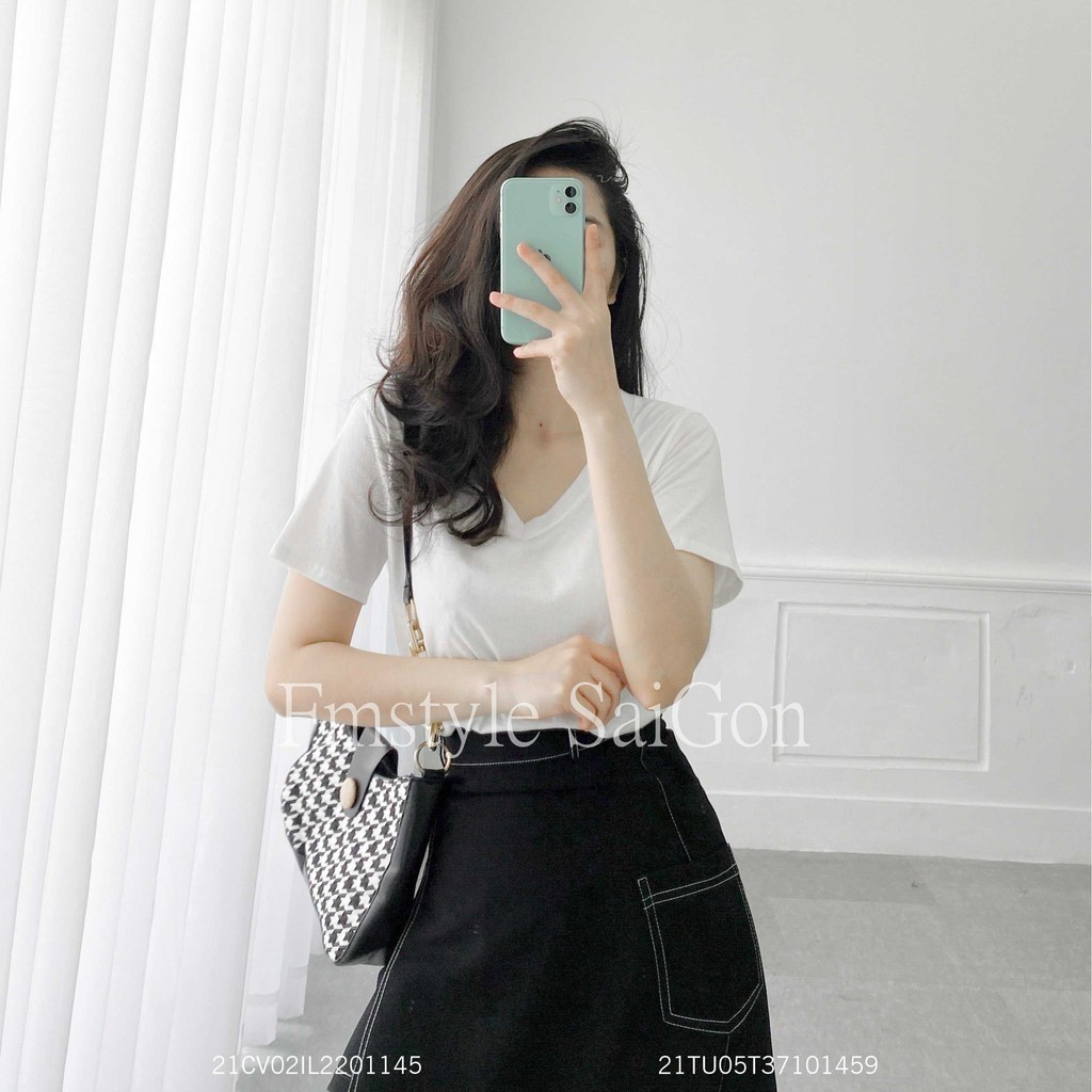 Áo thun trơn tay lỡ basic nữ, áo phông cổ V đẹp đi học ulzzang thời trang Fmstyle Saigon 21TU06T372101