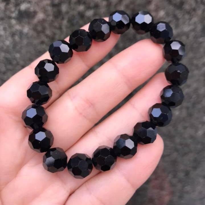 VÒNG TAY PHA LÊ ĐEN MÀI GIÁC HẠT 10LY