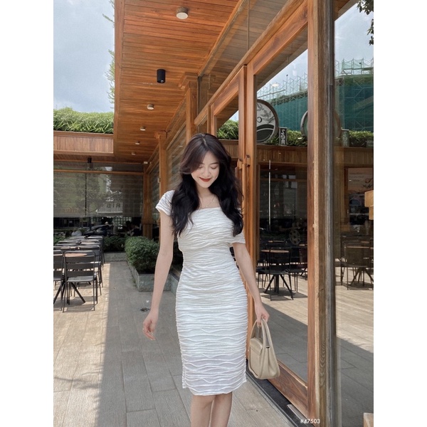 Đầm body lệch vai gợn sóng