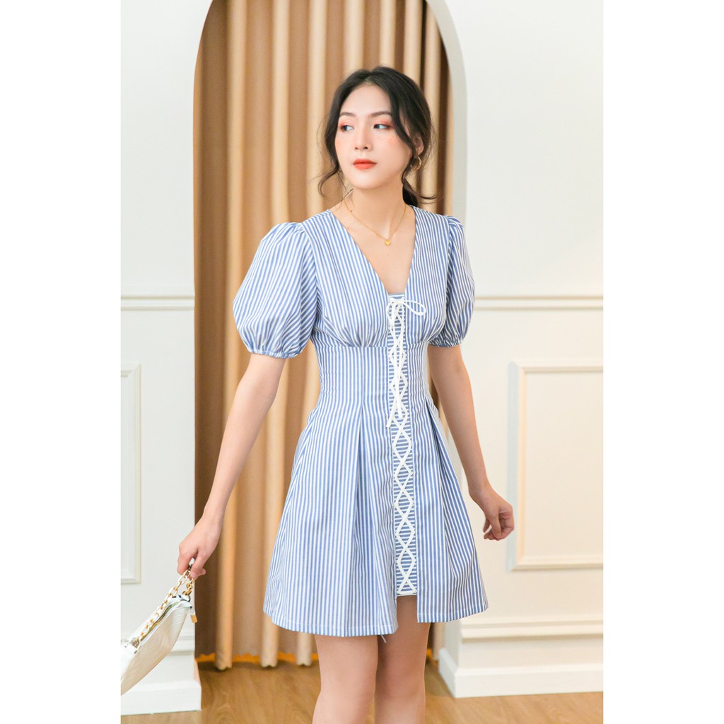 Đầm sọc xanh trắng cổ V trước, đan dây chéo trắng dọc giữa đầm, tay con phồng [OVERSIZED] [VV8]