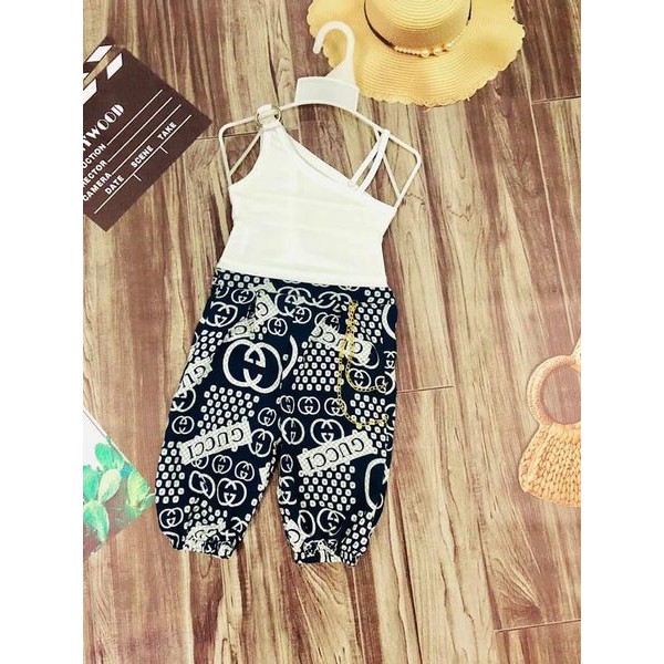 Set áo lệch vai fom croptop, vai áo có khoá+ quần may bo thun,có kèm phụ kiện dây xích nha. Áo chất thun lazong co giản