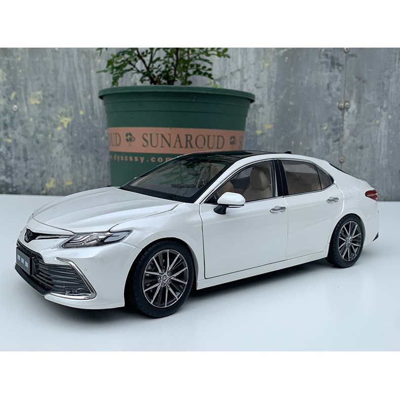 Mô hình Toyota Camry 2022 tỉ lệ 1:18