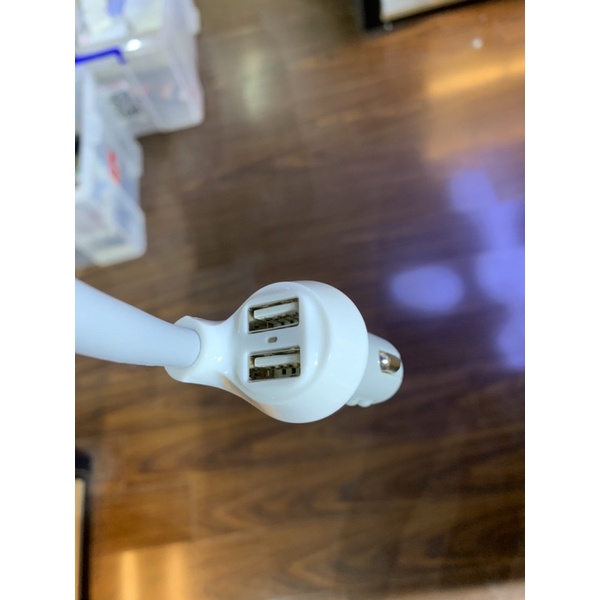 Máy tạo ẩm phun sương kèm tẩu sạc usb Remax trên oto xe hơi nhỏ gọn