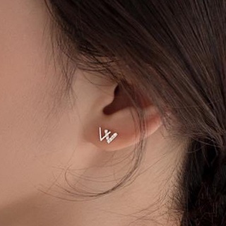 1 chiếc nụ tai bạc chữ w