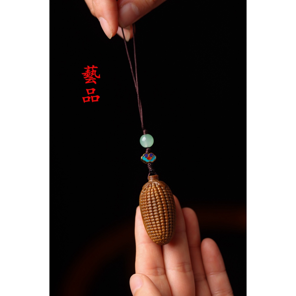 Mặt Dây Điện Thoại Di Động Hình Quả Bắp Xanh Bằng Gỗ Đàn Hương Tự Nhiên Cỡ 2.0 x 4.1cm