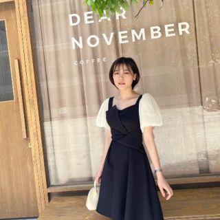 Váy đen xòe phối tay be