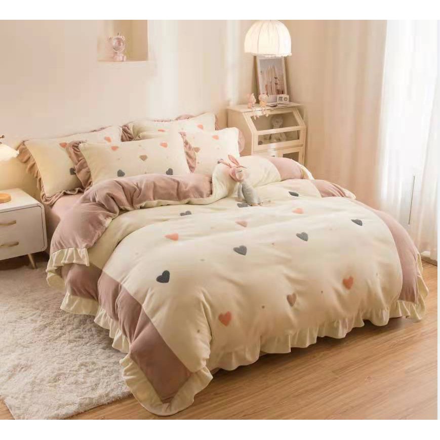 Bộ chăn ga nỉ nhung sữa viền bèo thêu tim đẹp xuất sắc