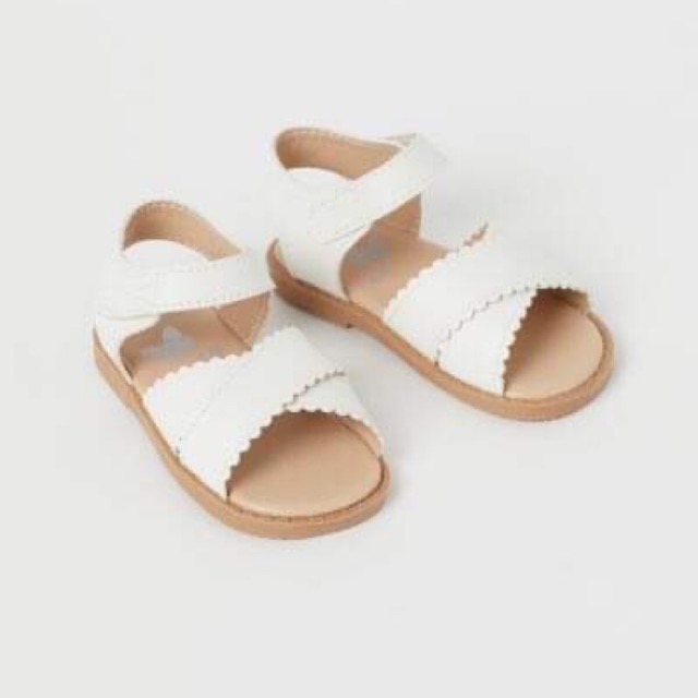 Sandal trắng quai chéo