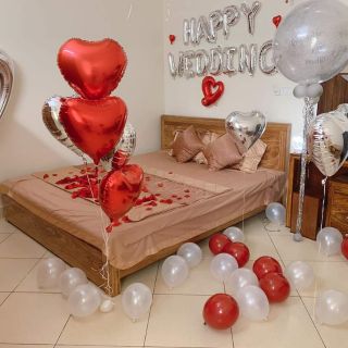 Sét trang trí + 100 CÁNH HOA HỒNG phòng cưới tông màu Đỏ trắng ( tặng bơm keo )