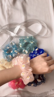 Cột tóc scrunchies hoa cúc