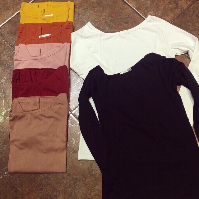 Áo thun trễ vai xỏ ngón