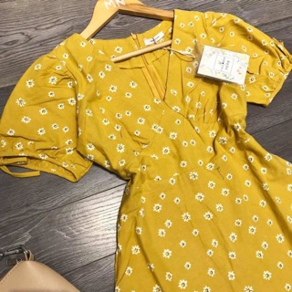 Váy hoa cổ V tay bồng