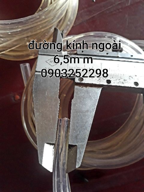 Ty ô phun nước rửa kính ô tô  ra cần gạt loại mềm