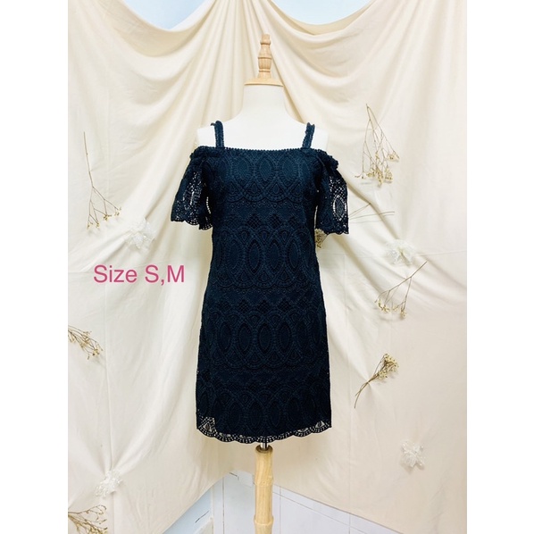 Đầm Suông Trễ Vai Hoạ Tiết Ren Nổi