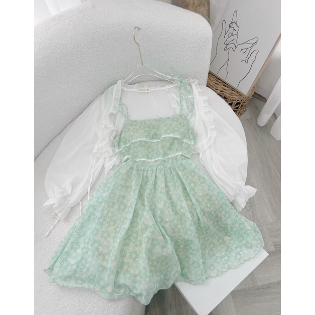 Set váy xanh hoa hai dây kèm áo khoác trắng