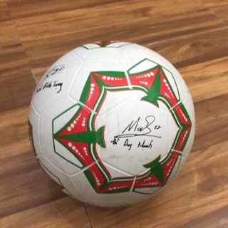 Bóng Kun có chữ ký Quang Hải