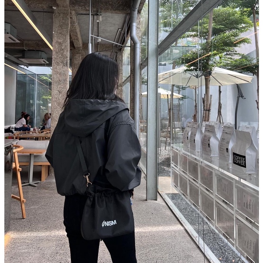 Túi đeo chéo unisex dây rút Onism basic màu đen