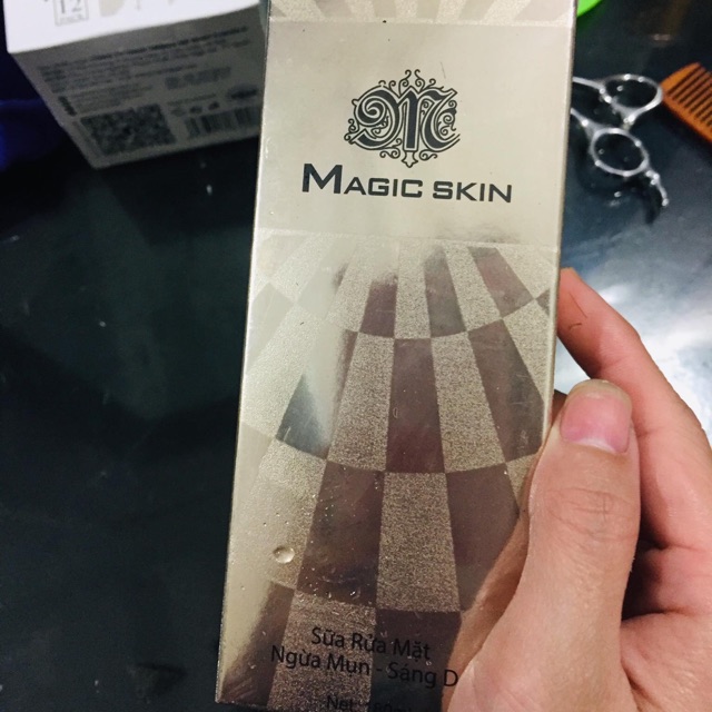 Sữa rửa mặt ngừa mụn sáng da Magic Skin