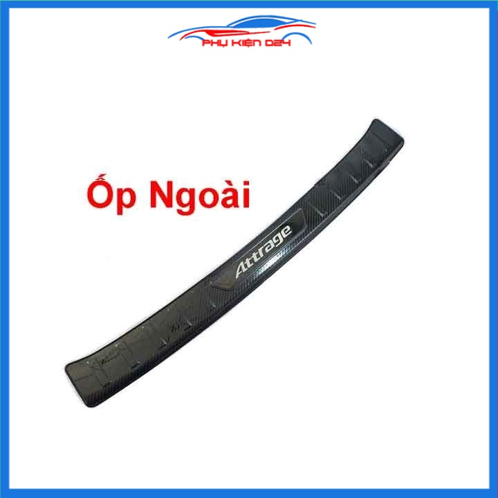 Ốp chống trầy cốp Attrage 2016-2017-2018-2019-2020 vân cacbon sáng bóng
