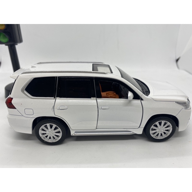 Mô hình xe Lexus Lx570 SUV tỉ lệ 1:32 hãng JACKIEKIM màu trắng