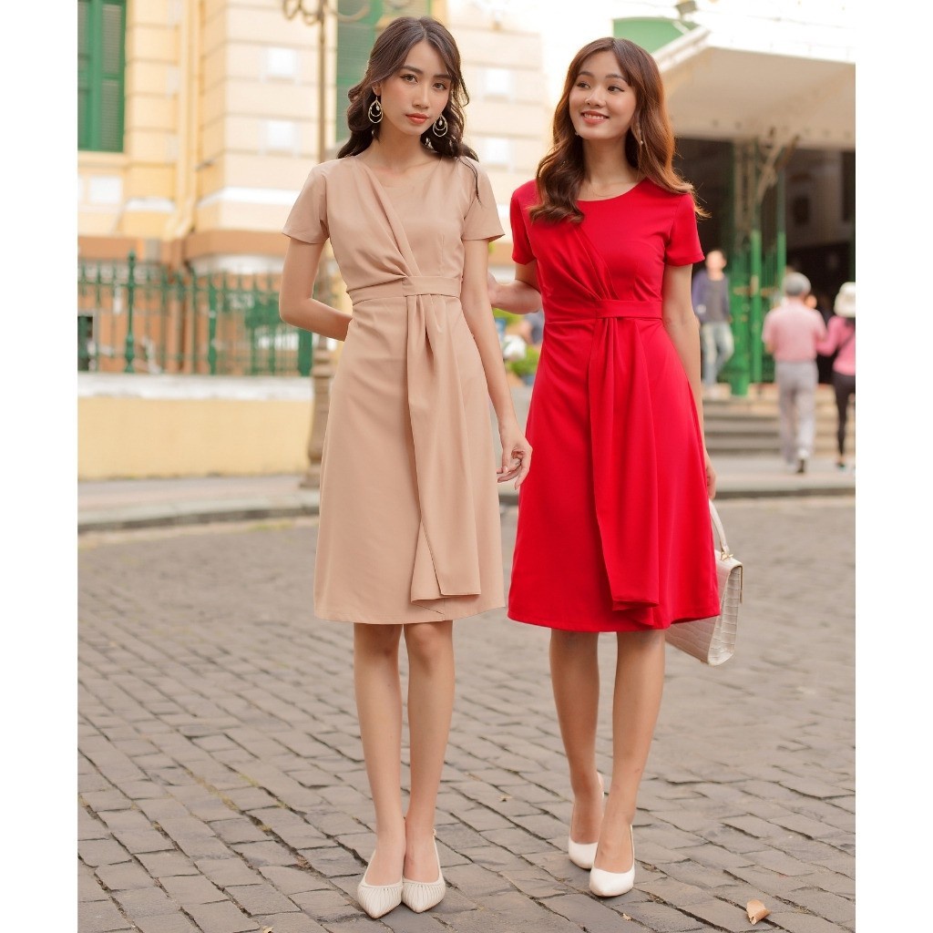 Váy Đầm Thiết Kế Nữ Cổ Tròn Màu Đỏ Tay Ngắn Tùng Xòe A Tà Đắp Chéo Xếp Ly LATO | BigBuy360 - bigbuy360.vn