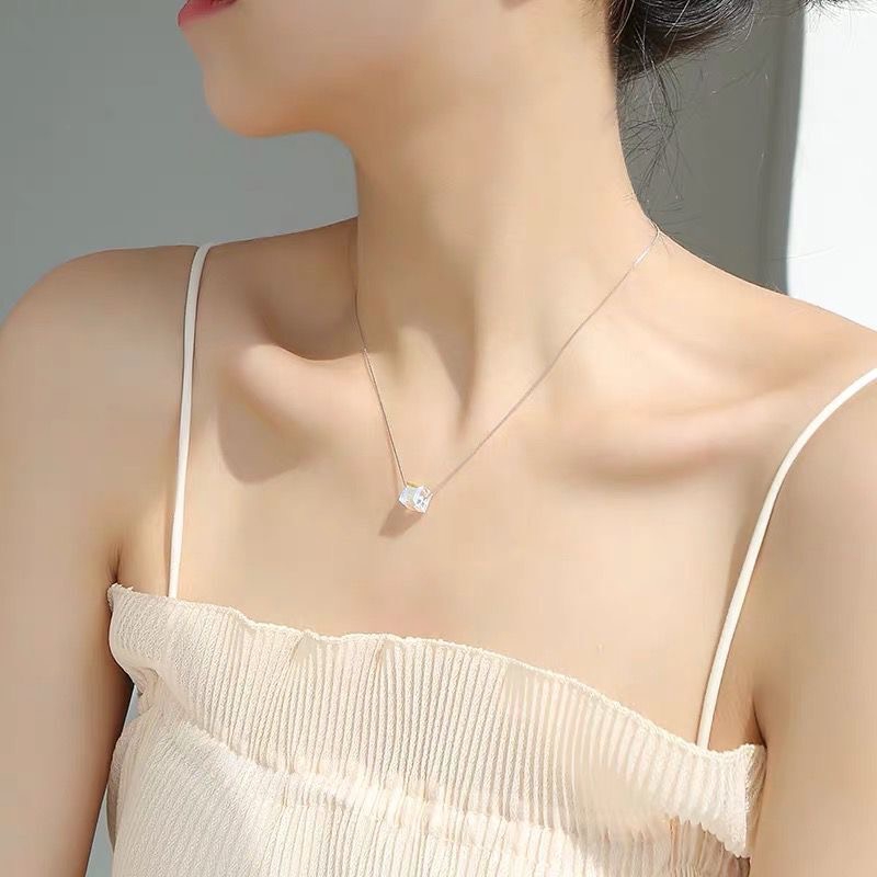 Vòng cổ hình vuông bằng đá lấp lánh
