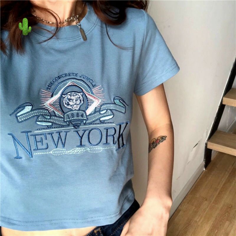 Áo croptop xanh dương phối chữ