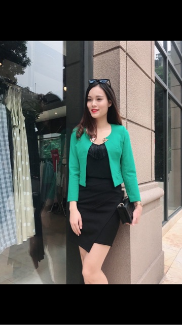 Áo vest lửng dài tay mặc lên dáng rất đẹp nhé. Áo có 4 mầu . Size : sml .