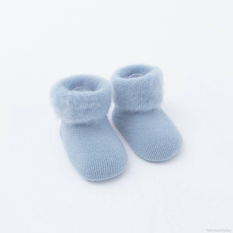 Vớ trơn màu giữ ấm mùa đông dễ thương dành cho các bé