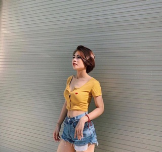 Áo croptop phối nút thêu trái tim