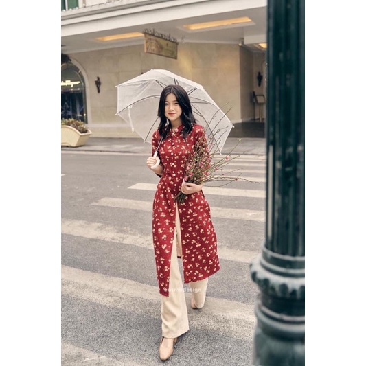 Áo dài hoa nhí xẻ trước Mộc Miên