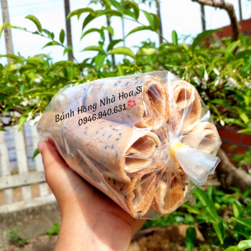 Bánh quế cuộn mè tuổi thơ thơm giòn.