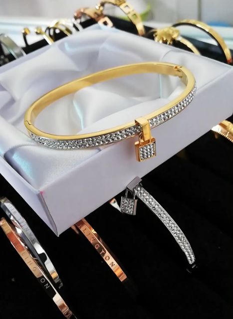 VÒNG TAY TITAN ĐÍNH XOÀN MẶT Ổ KHOÁ XINH XẮN