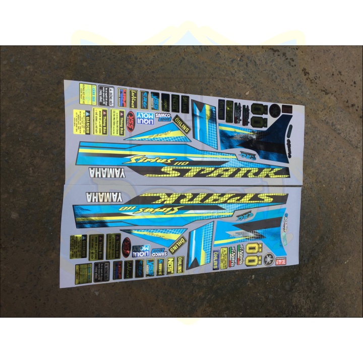 ( Quí khách vui lòng mang ra tiệm cho thợ dán ) Tem SIRIUS SPARK XANH ĐEN CROM CAO CẤP