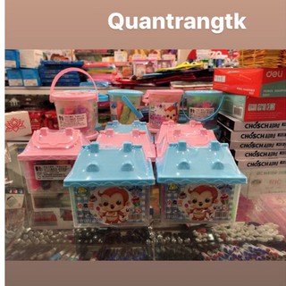 Đất nặn hình ngôi nhà,xô nước
