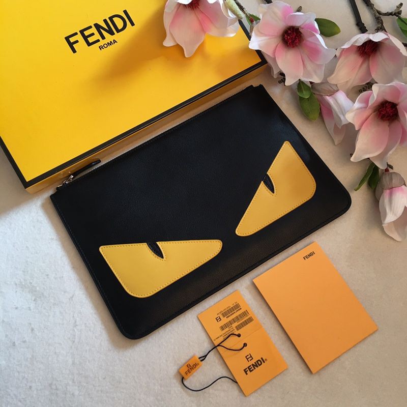 clutch cầm tay nam da thật dáng dài kéo khóa họa tiết hình đôi mắt màu vàng Fendi FD